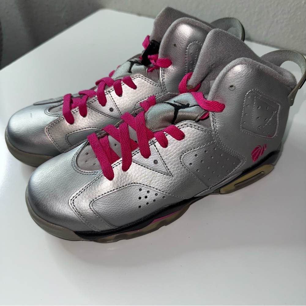 Jordan 6 Retro "Valentine's Day" women's size 8.5/7y